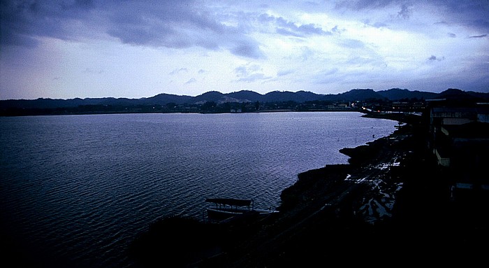Flores (GCA) Blick vom Hotel Mirador del Lago: Lago de Petén Itzá