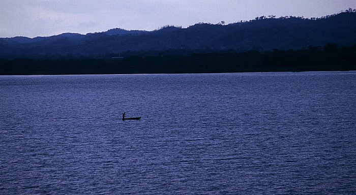 Flores (GCA) Blick vom Hotel Mirador del Lago: Lago de Petén Itzá
