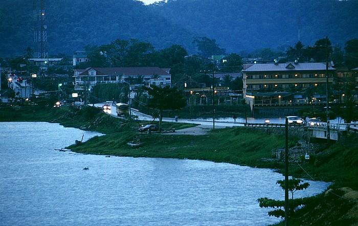 Flores (GCA) Blick vom Hotel Mirador del Lago: Lago de Petén Itzá und Damm nach St. Elena