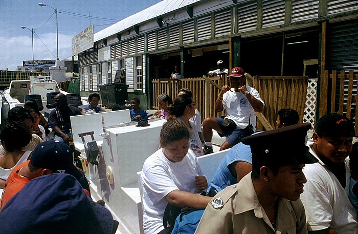 Boot an der Fährstation Belize City