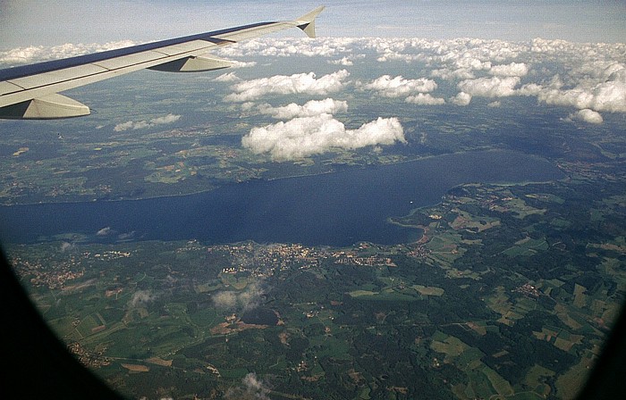 Bayern - Landkreis Starnberg (unten) / Landkreis Bad Tölz-Wolfratshausen (oben): Starnberger See Feldafing Tutzing Luftbild aerial photo