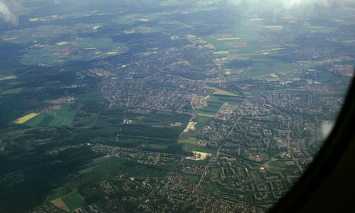 München In der Bildmitte der Truderinger Wald, dahinter Waldperlach, rechts Neuperlach Gartenstadt Trudering Luftbild aerial photo