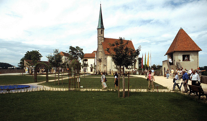 Burg: Vierter Vorhof mit Äußerer Burgkapelle St. Maria (Hedwigskapelle) Burghausen