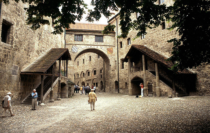 Burg: Innenhof der Hauptburg Burghausen