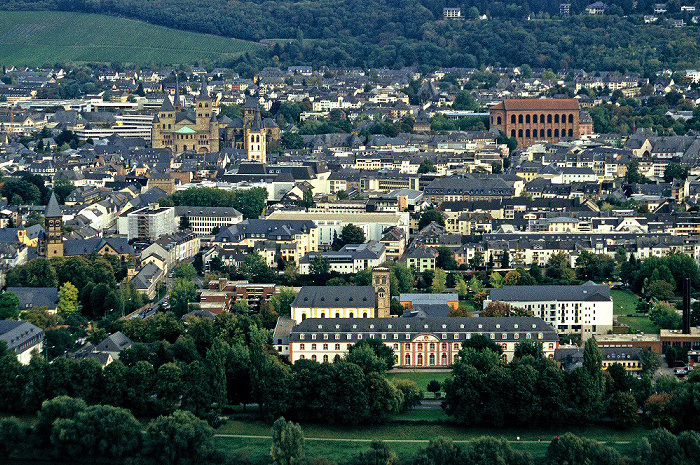 Trier Blick vom Fuß der Mariensäule: Dom/Liebfrauenkirche, davor St. Gangolf, Basilika Bürgerhospital St. Iminen