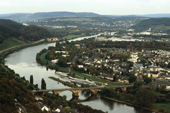 Blick vom Fuß der Mariensäule: Mosel mit Kaiser-Wilhelm-Brücke und Schiffsanlegestelle Trier