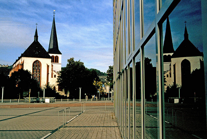 St. Antonius und der gläserne Kubus über den Viehmarkttermen Trier