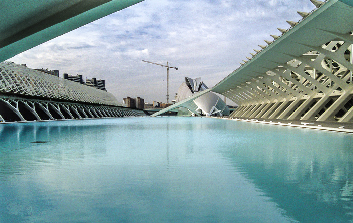 Links L'Umbracle, in der Bildmitte Palacio de las Artes und L'Hemisfèric, rechts das Prinz-Felipe-Wissenschaftsmuseum Valencia