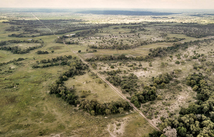 Okavango-Delta: Veterinärzaun an der Nationalparkgrenze Luftbild aerial photo