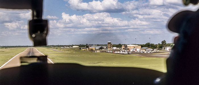 Maun: Flughafen - Cessna beim Landeanflug Luftbild aerial photo