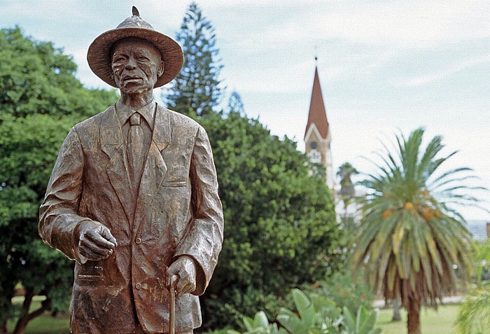 Windhoek Statue von Hendrik Witbooi Christuskirche Garten des Tintenpalastes