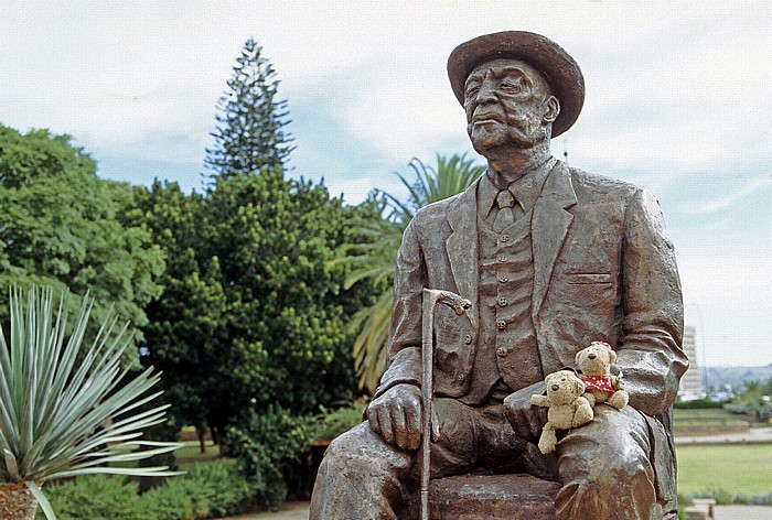 Windhoek Denkmal von Hosea Kutako mit Teddy und Teddine im Garten des Tintenpalastes Hosea-Kutako-Denkmal