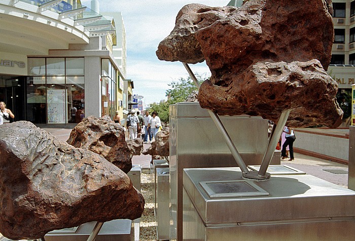 Windhoek Post Street Mall: Teile des Gibeon-Meteorit