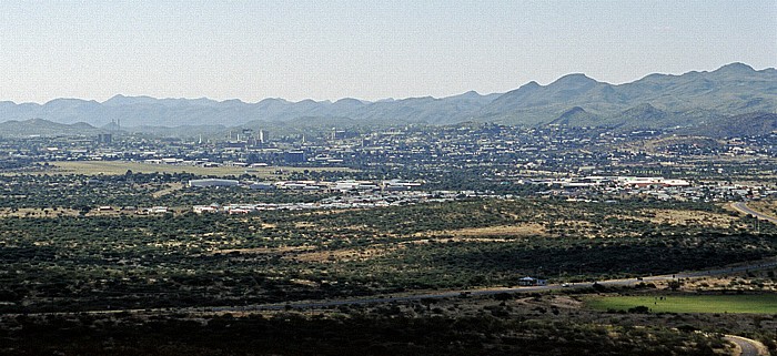 Windhoek Links in der Bildmitte der Eros Airport, dahinter das Stadtzentrum