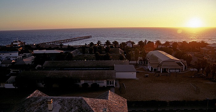 Blick vom Turm des Woermann-Hauses: Atlantik und Eisenbrücke Jetty Swakopmund