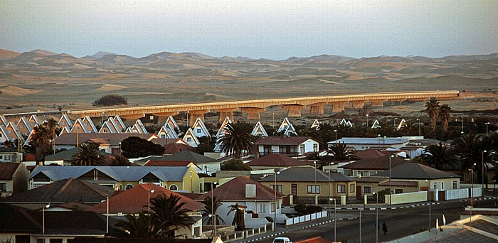 Swakopmund Blick vom Turm des Woermann-Hauses: Brücke über den Swakop Rivier