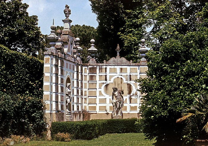 Park der Villa Pisani: Mauer, die die ehem. Zitronenpflanzung abschließt Stra