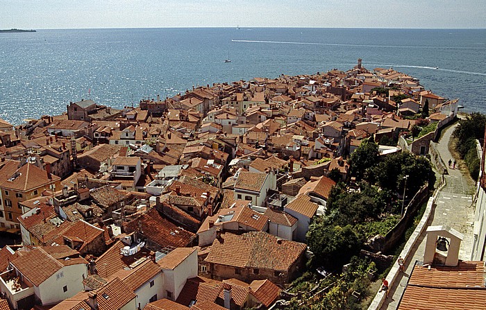 Blick vom Glockenturm der Georgskirche: Altstadt und Mittelmeer Piran