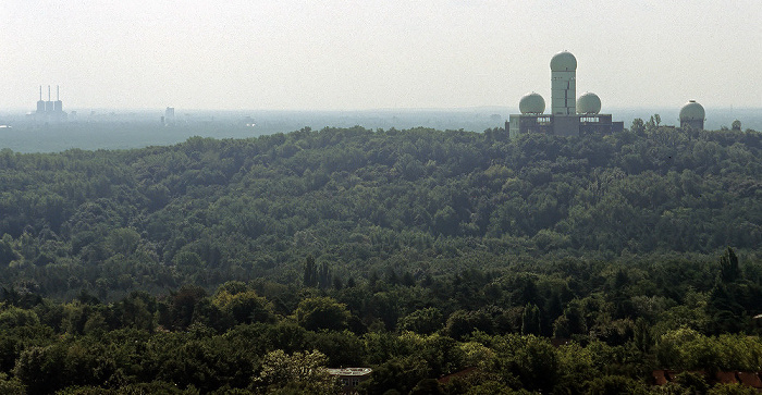 Blick vom Glockenturm: Teufelsberg im Grunewald mit ehemaliger Abhöranlage Berlin