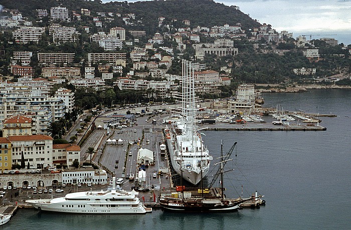 Blick vom Schlosshügel: Hafen und Lympia Nizza