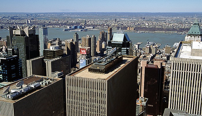 New York City Blick vom Rockefeller Center Top Of The Rock 1211 Avenue of the Americas (News Corp. Building) 1221 Avenue of the Americas (McGraw-Hill Building) 1271 Avenue of the Americas (Time&Life Building) Hudson River One Astor Plaza Worldwide Plaza