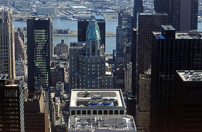 New York City Blick vom Rockefeller Center Top Of The Rock East River General Electric Building Manhattan Midtown Queens Roosevelt Island Waldorf-Astoria Hotel