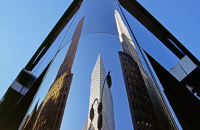 New York City Gespiegelt (v.l.):  Chanin Building, Socony-Mobil Building, Chrysler Building
