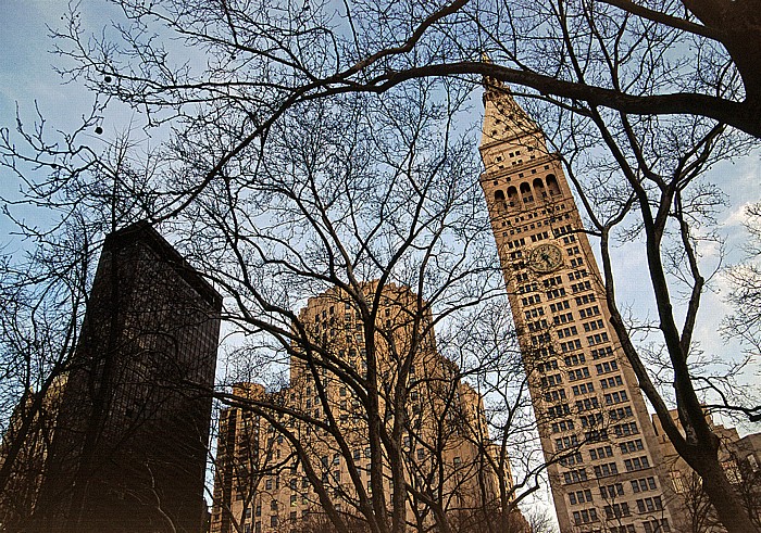 New York City Madison Square Park, rechts hinten das MetLife Tower