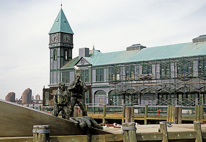 American Merchant Mariners Memorial, dahinter Pier A New York City