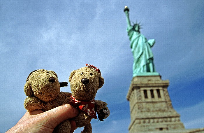 New York City Liberty Island: Teddy und Teddine mit der Freiheitsstatue