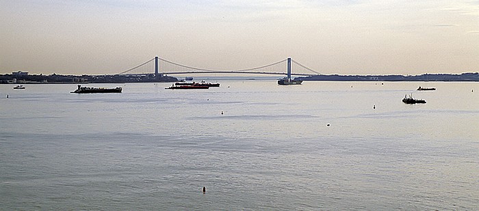 Blick vom Sockel der Freiheitsstatue: Verrazano Narrows Bridge, dahinter die Lower Bay New York City