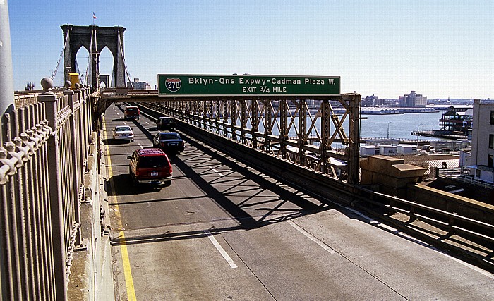 New York City Brooklyn Bridge: Südliche Fahrspuren von Manhattan nach Brooklyn East River