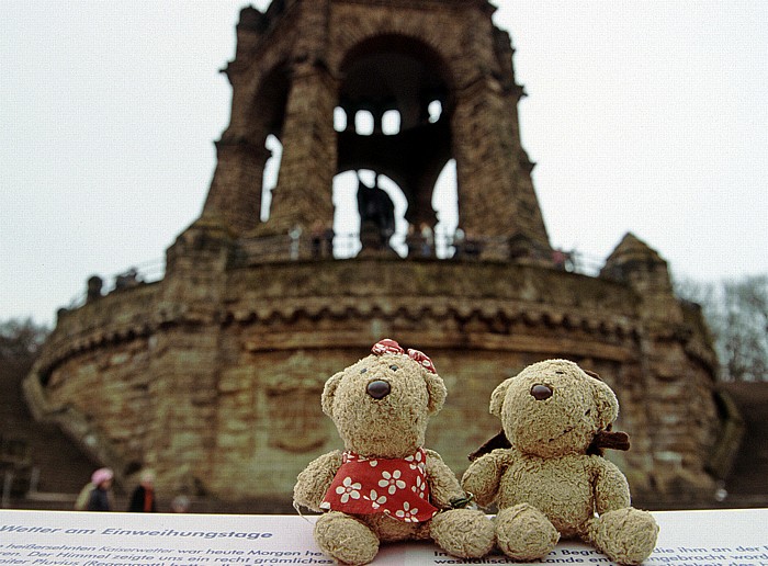 Porta Westfalica Teddine und Teddy, dahinter das Kaiser-Wilhelm-Denkmal
