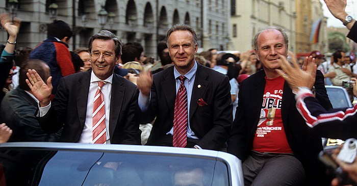Maximilianstraße: Meisterschaftskonvoi des FC Bayern München: Karl Hopfner, Karl-Heinz Rummenigge, Ulrich Hoeneß
