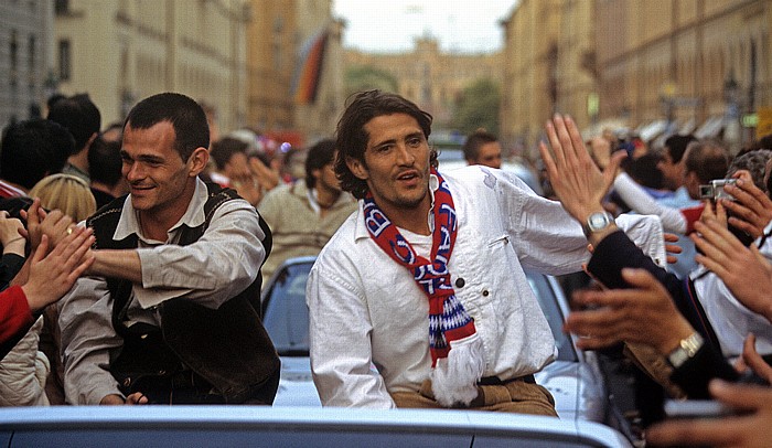 Maximilianstraße: Meisterschaftskonvoi des FC Bayern München: Willy Sagnol, Bixente Lizarazu