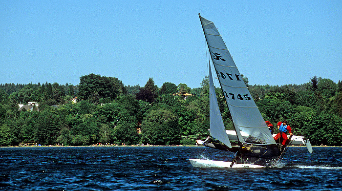 Starnberger See Katamaran (kurz vor dem Kentern)