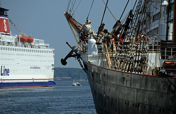 Hafen: Rechts die Viermastbark Sedov Kiel