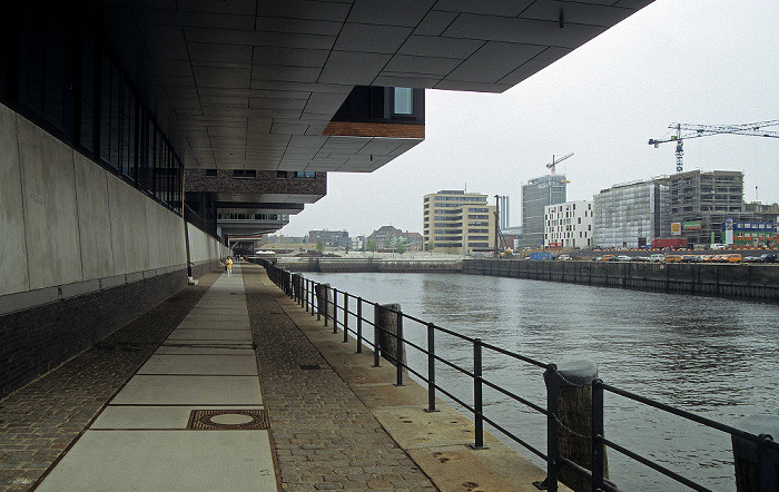 HafenCity: Quartier Am Sandtorkai/Dalmannkai - Sandtorkai, Sandtorhafen und Kaiserkai (v.l.) Hamburg