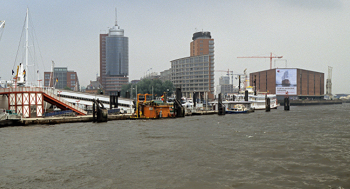 Elbe, in der Bildmitte das Hanseatic Trade Center Hamburg