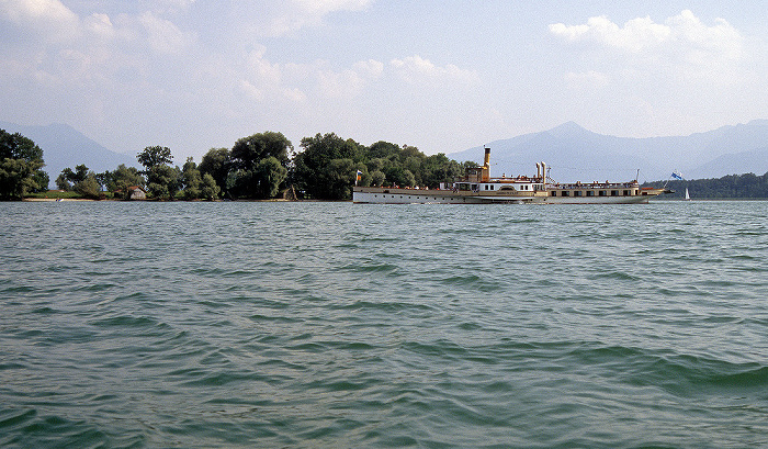 Chiemsee Krautinsel, davor der Schaufelraddampfer Ludwig Fessler