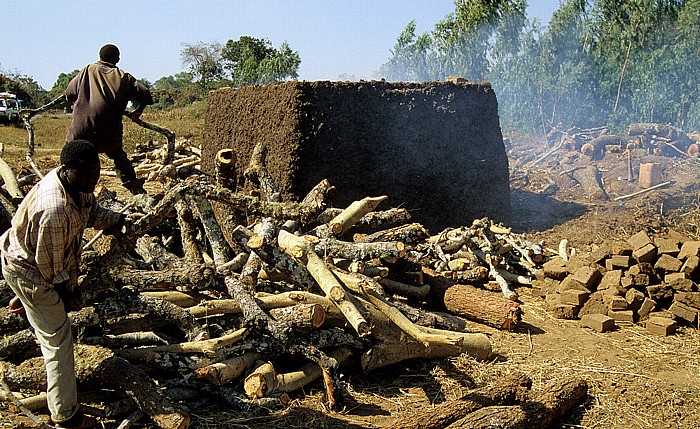 Malawi Ziegelbrennerei (zwischen Mzuzu und Livingstonia)