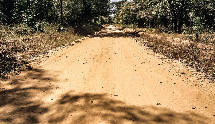 Tansania Straße zwischen Selous Wildreservat und Daressalam