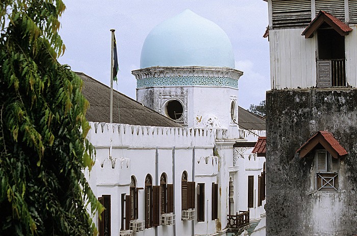 Blick vom Dach der Garden Lodge: High Court Zanzibar Town