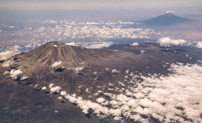 Tansania Kilimandscharo (links) und Mount Meru Luftbild aerial photo