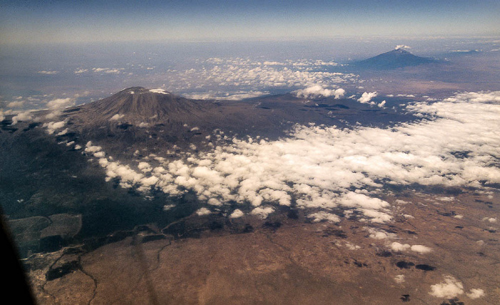 Tansania Kilimandscharo (links) und Mount Meru Luftbild aerial photo