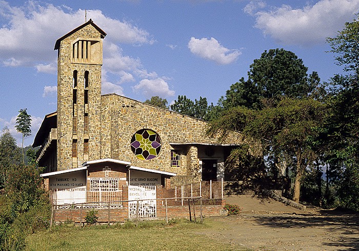 Kirche, davor eine Genozid-Gedenkstätte Kibuye