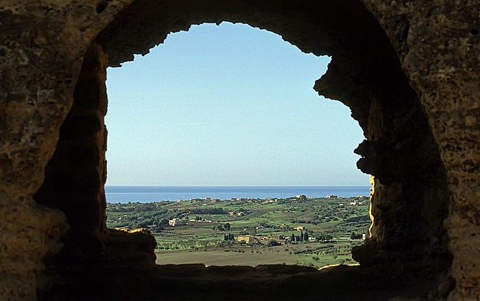 Tal der Tempel: Blick durch die Stadtmauer Agrigent