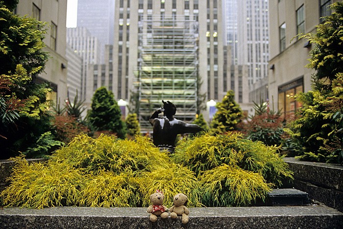 New York City Rockefeller Center: Channel Gardens: Teddine und Teddy GE Building
