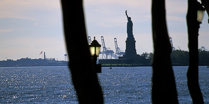New York City Battery Park: Blick auf die Upper Bay Freiheitsstatue Liberty Island