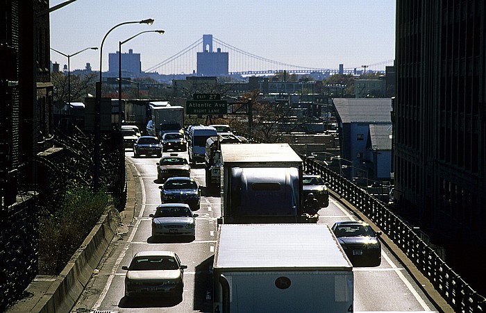 New York City Blick von der Brooklyn Heights Esplanade: Brooklyn Queens Expressway Verrazano Narrows Bridge